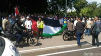 Massa membentangkan bendera Palestina. (Wildan-detikcom)