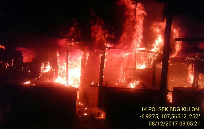 Pasar Cijerah Bandung Terbakar, 36 Kios Hangus Pasar Cijerah Bandung Terbakar, 36 Kios Hangus