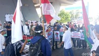 Massa di Makassar ini juga membakar bendera Amerika Serikat sebagai bentuk protes. (Foto: Reinhard Soplantila/detikcom)