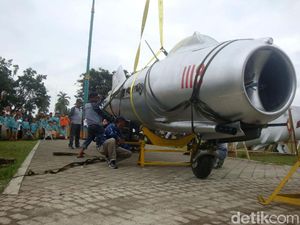 Pesawat MIG 17 Dipajang di Alun-alun Banyumas