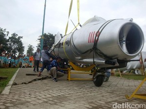 Pesawat MIG 17 Dipajang di Alun-alun Banyumas