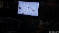 Fadli mengatakan kadang-kadang dia memantau tweet Presiden AS, Donald Trump lewat layar tersebut. Dia mengaku turut memantau Presiden Jokowi melalui layar lebar tersebut. Ada Jokowi, ada. Jokowi kita pantau juga, ha-ha-ha.... Ini hebat juga, ini canggihlah, ujarnya.