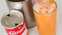 Siapa yang suka Thai Milk Tea? Di pasar Chatuchak Anda dapat menikmati Thai Tea yang diracik dengan susu dan teh khas Thailand dengan cara di tuangkan tinggi-tinggi dari gelas ke gelas. Foto: Istimewa