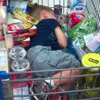 Banyak anak yang lebih memilih tidur saat orangtua belanja di supermarket. Pemandangan ini pun cukup lucu. Foto: ist