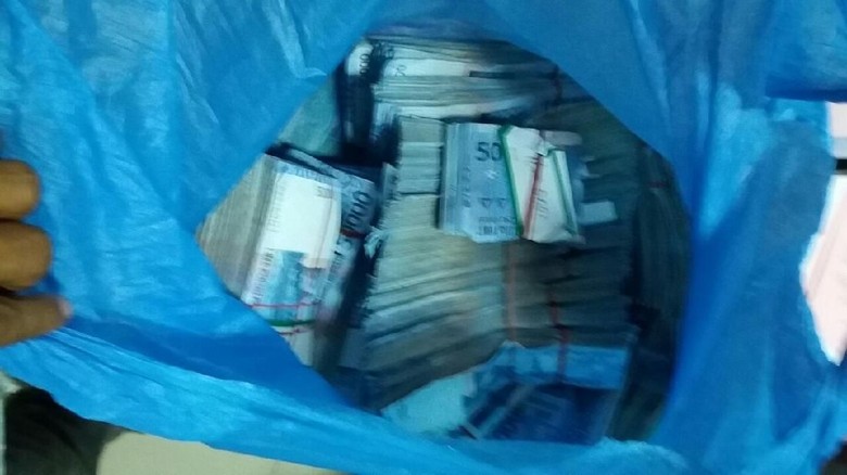 Pecahkan Kaca Mobil, Pencuri di Batam Bawa Kabur Rp 300 Juta Pecahkan Kaca Mobil, Pencuri di Batam Bawa Kabur Rp 300 Juta