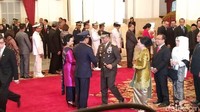 Keduanya tampak tersenyum, Marsekal Hadi pun menyambut ucapan selamat Jenderal Gatot (Foto: Danu Damarjati/detikcom)