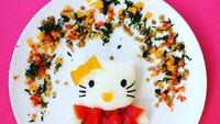 Ditangan ibu dua anak ini, lentils, nasi dan sayuran bisa diubah jadi bentuk cantik. Nasinya dibentuk jadi Hello Kitty dengan hiasan sayuran yang nikmat.  Foto: Foivi Geller