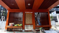 Hampir seluruh material terbuat dari kayu.