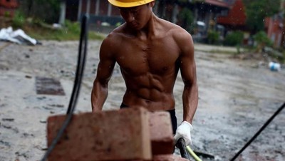 Kuli Bangunan Berperut Six Pack Ini Curi Perhatian Warganet