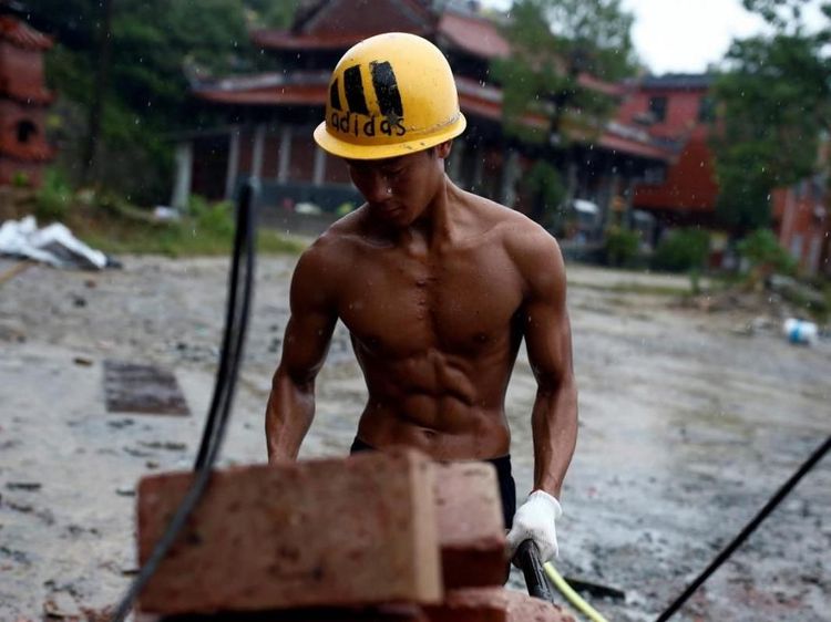 Kuli Bangunan Berperut Six Pack Ini Curi Perhatian Warganet