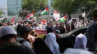 Saat ini, massa masih bergantian berorasi dari atas mobil komando. Selain massa Al-Aqsa Working Group, ada juga massa dari Ikatan Pelajar Nahdlatul Ulama (IPNU) yang juga menggelar aksi.