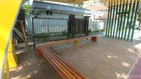 Halte ini bernuansa warna kuning, berbangku kayu dan berlantai kayu parkit.