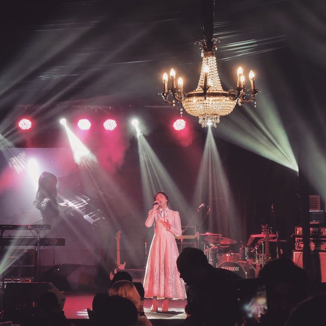 Isyana Sarasvati, salah satu pengisi soundtrack di film Ayat Ayat Cinta 2 tampil dengan gaun Sebastian Gunawan. Foto: Dok. Instagram