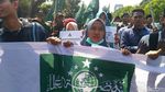 Foto: Bendera Palestina Dibentangkan di Aksi Demo depan Kedubes AS