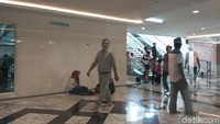 Dari parkiran, traveler bisa menemuka tangga hingga eskalator menuju bagian atas masjid. Benar-benar tidak kalah dengan di mall (Agus/detikTravel)