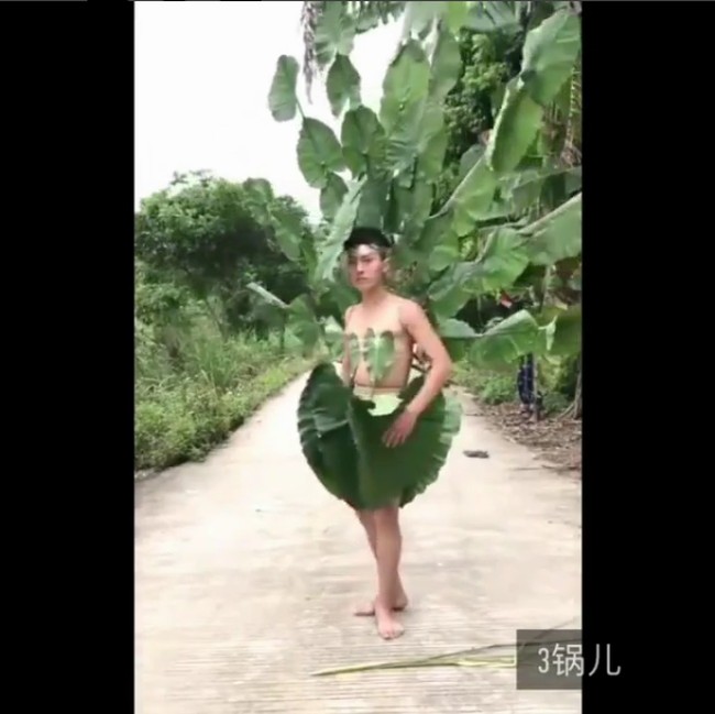 Seorang pria berkulit putih tampil dengan hiasan daun pisang. Sungguh kreatif penampilannya dengan jajaran daun pisang di belakangnya yang menyerupai sayap Angel Victorias Secret. Video tersebut di Instagram sudah ditonton lebih dari 1 juta kali. Foto: Dok. Instagram