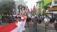 Aksi dimulai dari Masjid Baiturrahman kawasan Simpang Lima Semarang. Mereka meneriakkan yel-yel membela Palestina. (Foto: Angling Adhitya Purbaya)