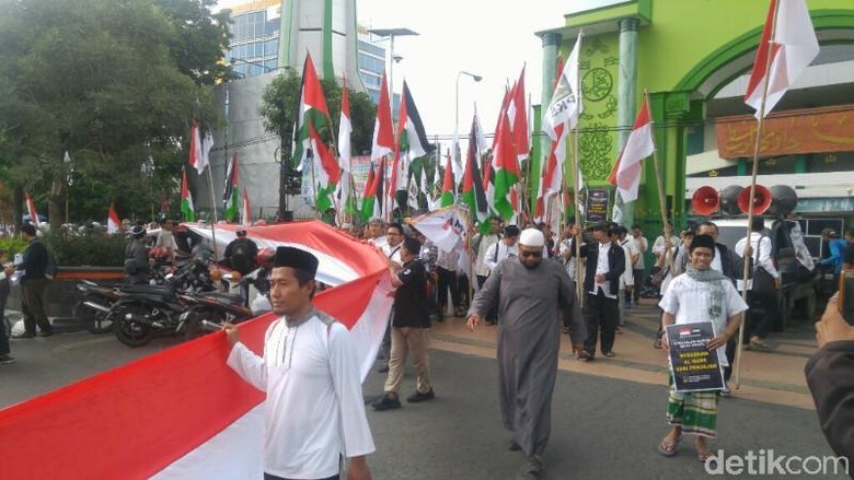 Kecam Trump, Massa Bentangkan Bendera Merah Putih 1,5 Km di Semarang Kecam Trump, Massa Bentangkan Bendera Merah Putih 1,5 Km di Semarang