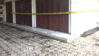 Foto: Pintu GKI Gembrong kini dipasangi garis polisi. Fotografer: Ibnu Hariyanto/detikcom