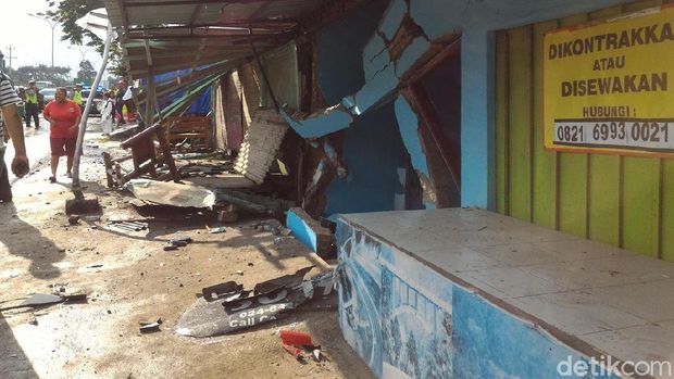 Bangunan yang rusak ditabrak mobil Patwal Polisi di Boyolali. 