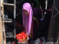 Pedagang Pasar Gembrong Lama menyelamatkan sisa barang yang terbakar 