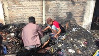 Foto: 20 Kios pedagang sayuran, sembako, hingga pakaian itu ludes terbakar.Fotografer: Ibnu Hariyanto/detikcom