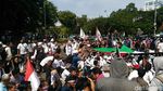 Foto: Bendera Palestina Dibentangkan di Aksi Demo depan Kedubes AS