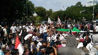 Massa aksi ini sebagian duduk rapi sambil membentangkan bendera Palestina di depan kantor Kedubes AS di Jl Medan Merdeka Selatan, Jakarta Pusat. (Wildan-detikcom)