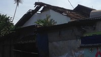 Foto: Api yang menjalar dari Pasar Gembrong membakar hangus atap gereja. Gereja terletak di bagian Selatan Pasar Gembrong yang terbakar pukul 03.30 WIB.Fotografer: Ibnu Hariyanto/detikcom