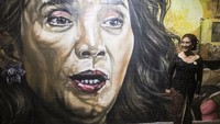 Begini gaya Menteri Susi saat berpose di depan mural bergambar dirinya ala Wonder Woman. Dok. KKP.