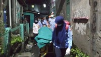 Petugas P3S Sudinsos Jakarta Barat kemudian berkordinasi dengan pihak ambulans gawat darurat (AGD) 112 Dinas Kesehatan untuk mengevakuasi Udjan. Foto: dok Dinas Sosial DKI Jakarta