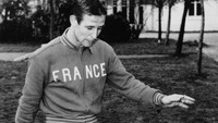 Raymond Kopa meraih trofi Ballon dOr tahun 1958 lalu. Saat itu Raymond berseragam Real Madrid. Trofi itu disabet Raymond setelah memenangi Liga Spanyol dan European Cup. (Keystone/Getty Images)