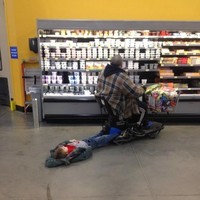 Anak ini sepertinya harus diseret agar mau ikut ayahnya belanja. Foto: ist