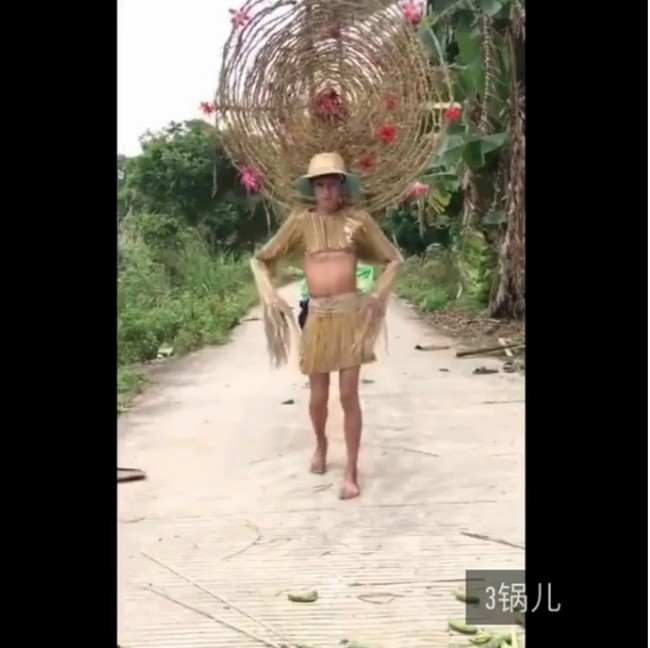 Ada pula pria lain yang datang menggunakan rangkaian jerami di sekitar tubuhnya. Sungguh niat, mereka membuat aksesori bulat sebagai pengganti sayap Angel yang besar. Ada-ada saja kelakuan para pria ini. Foto: Dok. Instagram