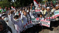 Mereka menuntut Persatuan Bangsa-Bangsa (PBB) untuk mengakui kemerdekaan Palestina.