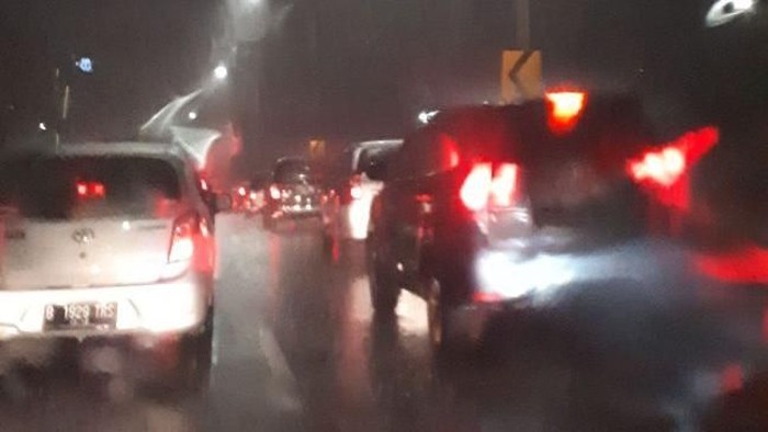 Hujan Mengguyur, Jalanan Jakarta Macet Parah