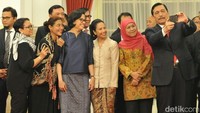 Saat bersama-sama di kabinet, para srikandi Jokowi ini kerap memperlihatkan kekompakan. Seperti saat lima menteri perempuan di Kabinet Kerja Jokowi diajak Menko Maritim Luhut B Pandjaitan selfie ketika pelantikan Panglima TNI Hadi Tjahjanto. (Foto: Instagram @sekretariat.kabinet)