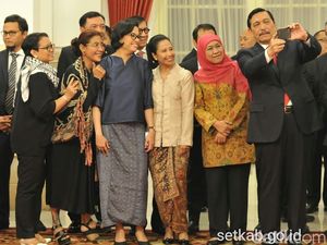 Momen Luhut Ajak Menteri Kabinet Kerja Swafoto di Pelantikan Panglima