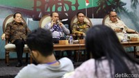 (Ki-ka) Wakil Ketua DPR Taufik Kurniawan, pakar komunikasi politik Universitas Mercu Buana Herry Budianto, Ketua Komisi II DPR RI Zainudin Amali, dan anggota Komisi III DPR Junimart Girsang menjadi pembicara.
