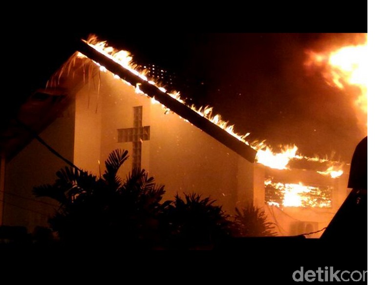 Kebakaran di Pasar Gembrong Lama, 20 Kios dan 1 Gereja Terbakar Kebakaran di Pasar Gembrong Lama, 20 Kios dan 1 Gereja Terbakar