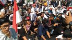 Foto: Bendera Palestina Dibentangkan di Aksi Demo depan Kedubes AS