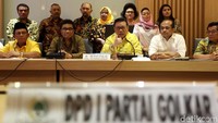Setidaknya ada 6 perwakilan dari DPD I Golkar yang menemui Agung Laksono.