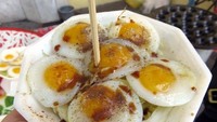 Jika jalan-jalan ke Thailand sudah pasti Anda akan menemukan makanan ini di setiap sudut kota. Telur puyuh yang dugoreng ini diberi nama Khanom Krok Nok Krata. Rasanya enak dan jadi makanan yang tak pernah absen di pasar malam hingga pasar akhir pekan seperti Chatuchak. Foto: Istimewa