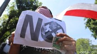 Mereka juga mendorong pemerintah Indonesia untuk mempertimbangkan hubungan diplomatik dengan AS. Jika tuntutan tak dikabulkan, mereka minta pemerintah mengusir Dubes AS dari Indonesia.