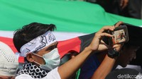 Massa aksi melakukan demo di depan Kedubes AS, Jakarta Pusat. Mereka membentangkan bendera Palestina dan mengecam keputusan Donald Trump bahwa Yerusalem merupakan ibu kota Israel. (Foto: Ari Saputra)