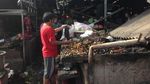 Melihat Aktivitas Warga di Pasar Gembrong Lama yang Hangus Terbakar