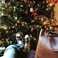 Aktris Naomi Watts menghindari dekorasi yang berlebihan pada pohon natalnya namun tetap berkesan. (Foto: Instagram)