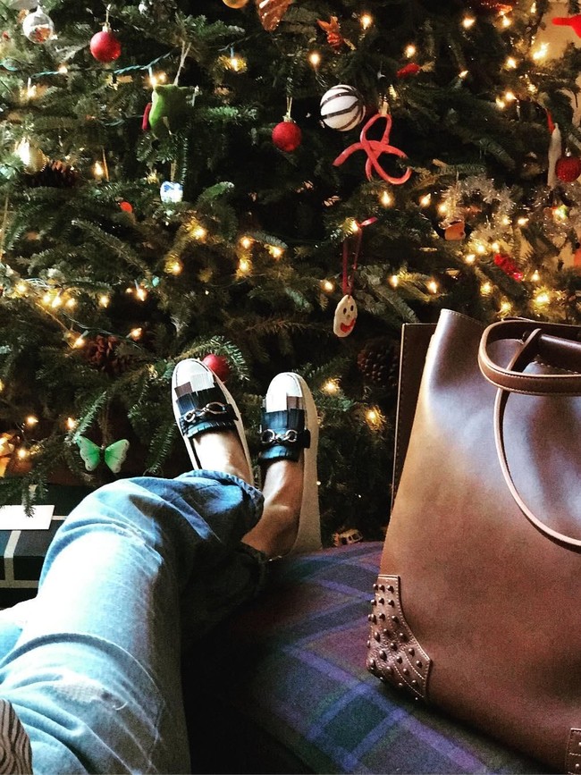 Aktris Naomi Watts menghindari dekorasi yang berlebihan pada pohon natalnya namun tetap berkesan. (Foto: Instagram)