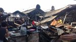 Melihat Aktivitas Warga di Pasar Gembrong Lama yang Hangus Terbakar