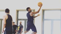 Tidak cuma olahraga individual saja, ia juga hobi basket bersama teman-temannya. Foto : Instagram @usher